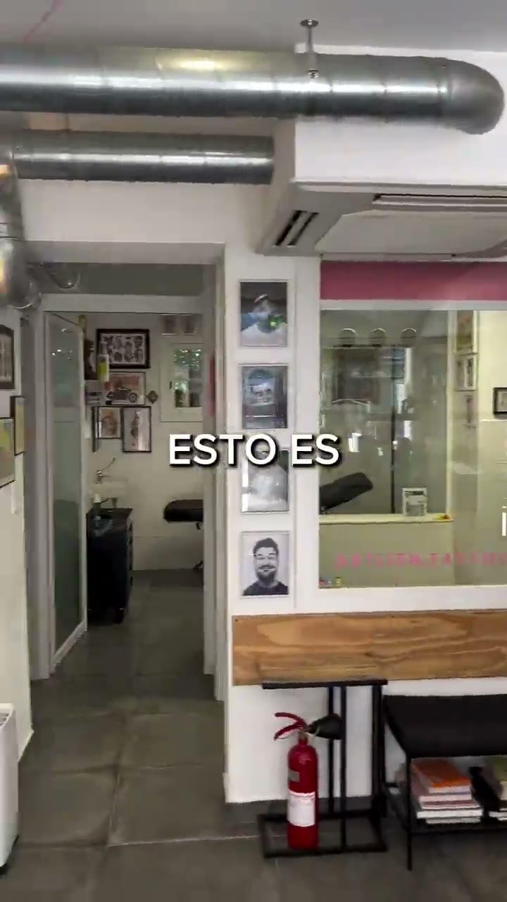 Cabina de tatuaje de Tsunami Tattoo