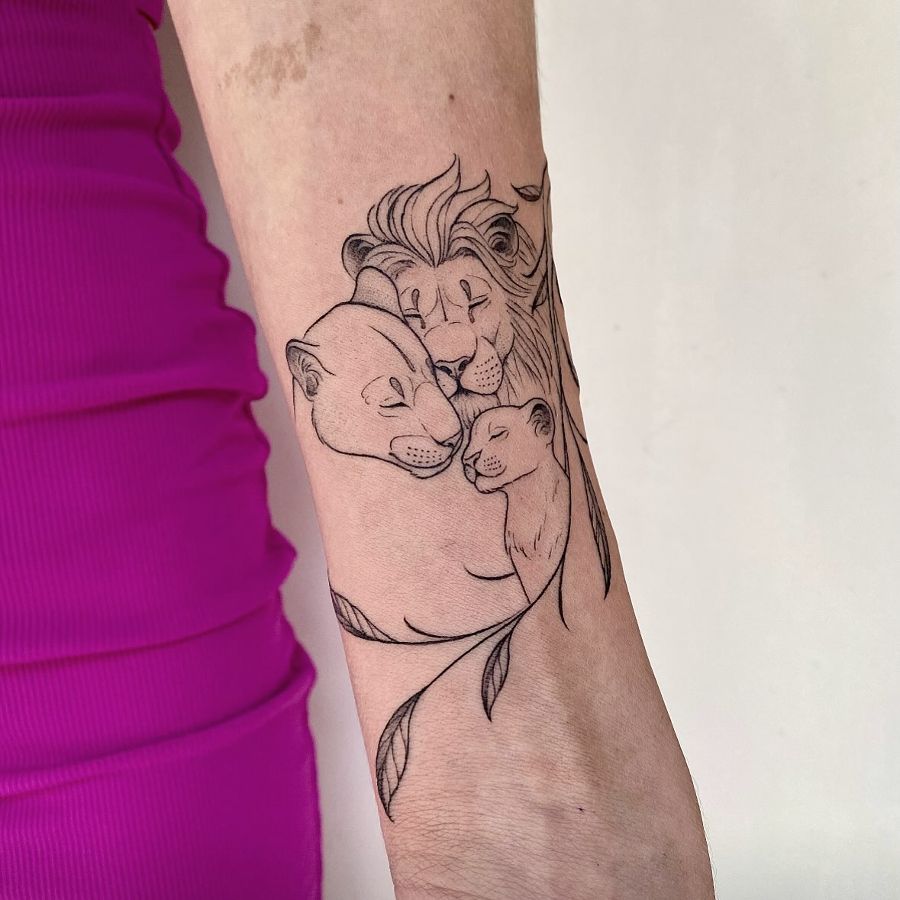 Dos leones en línea fina en el antebrazo