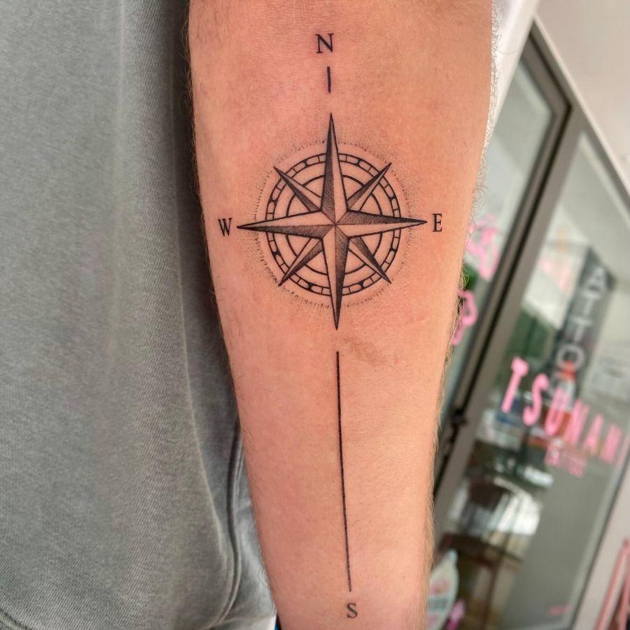 Rosa de los vientos en el antebrazo