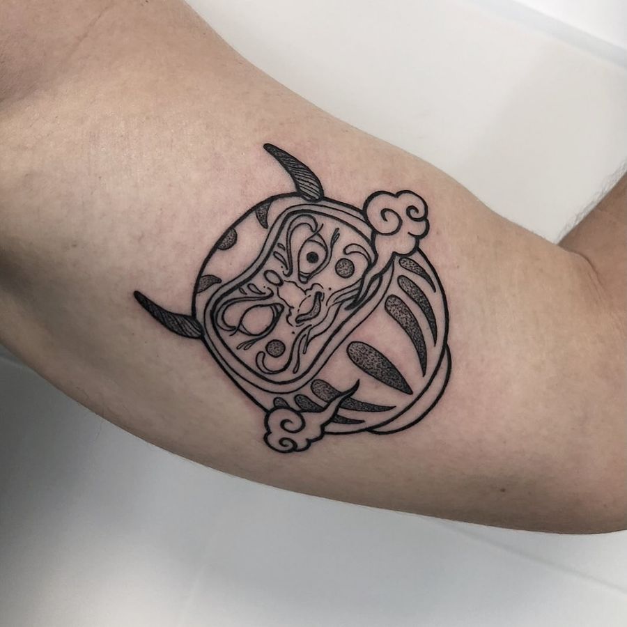Máscara japonesa en el brazo