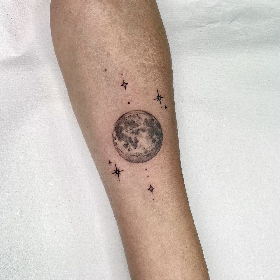 Luna con estrellas en el antebrazo