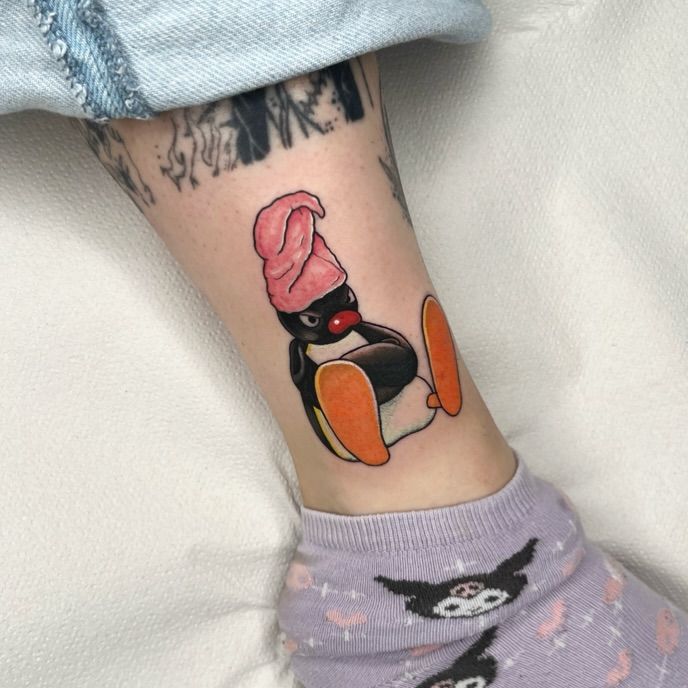 Pingüino a color en el tobillo